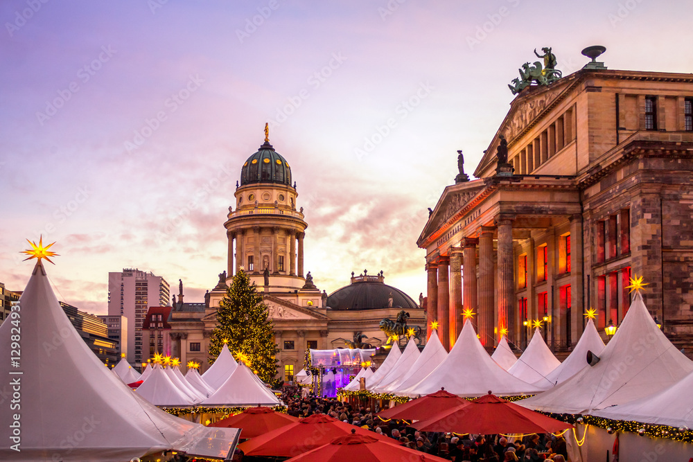 Fototapeta premium Berlin, Weihnachtsmarkt, Gendarmenmarkt