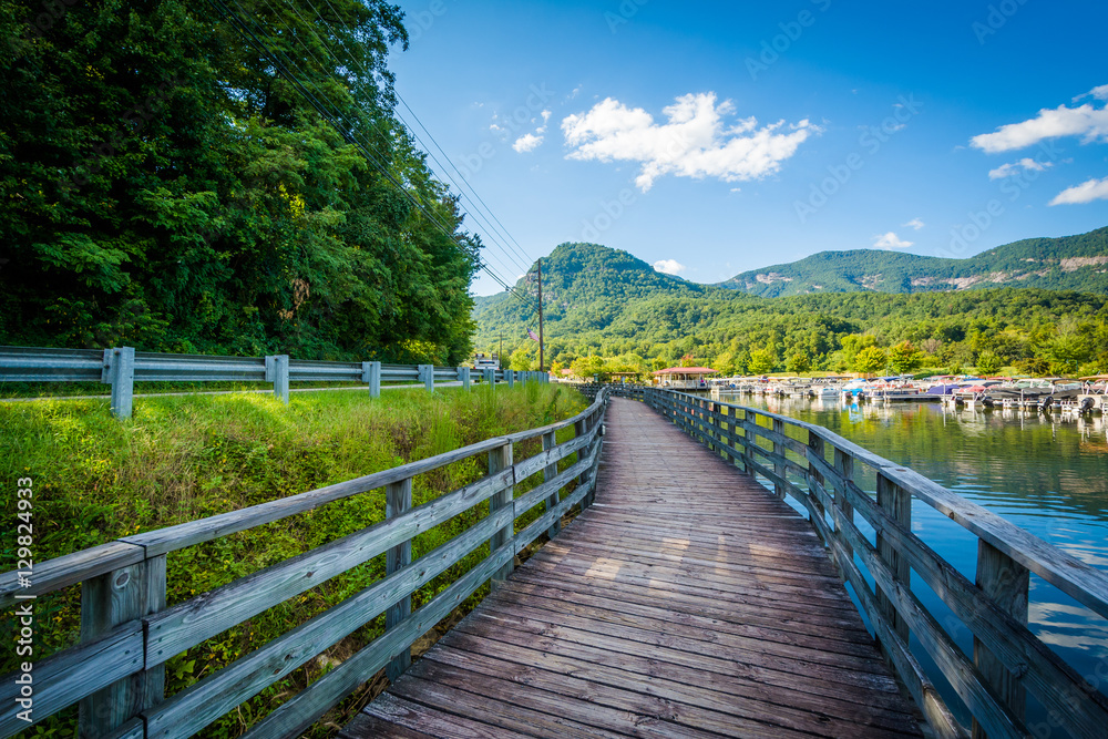 Obraz premium Boardwalk along Lake Lure, in Lake Lure, North Carolina.