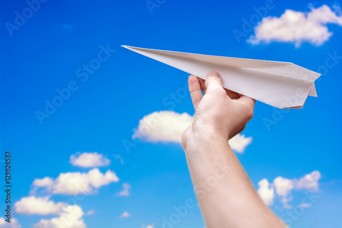 Papierflieger als Symbol für das Fliegen 