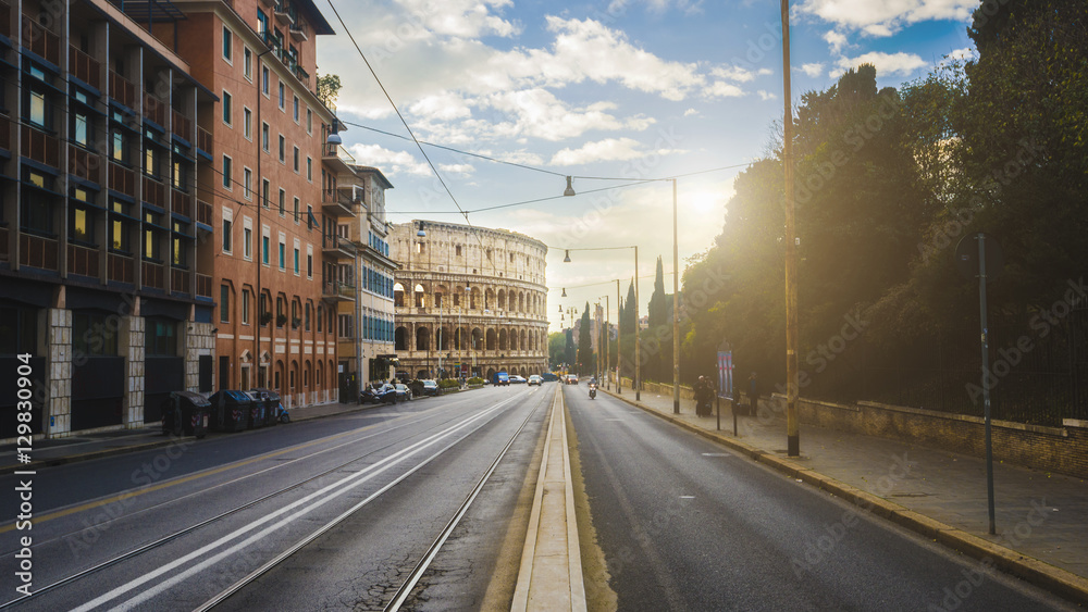Coliseo romano con las calles desiertas
