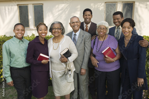 Canvas-taulu Christian Family on patio holding Bibles portrait