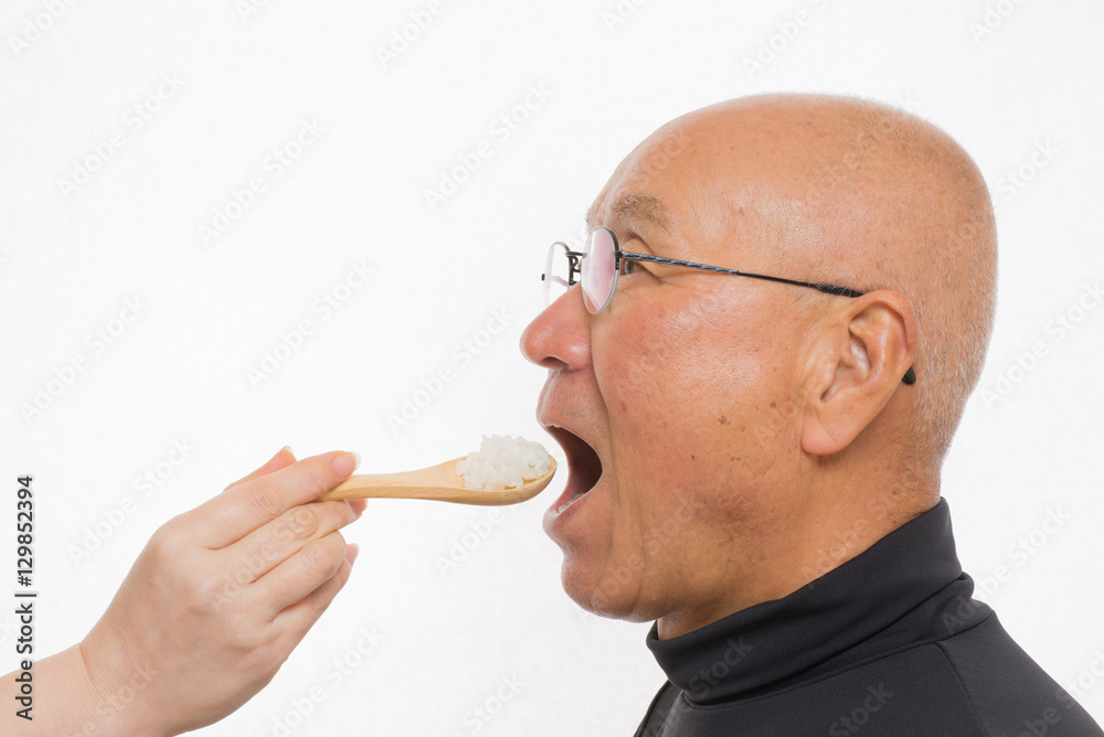 シニアに食事を食べさせる
