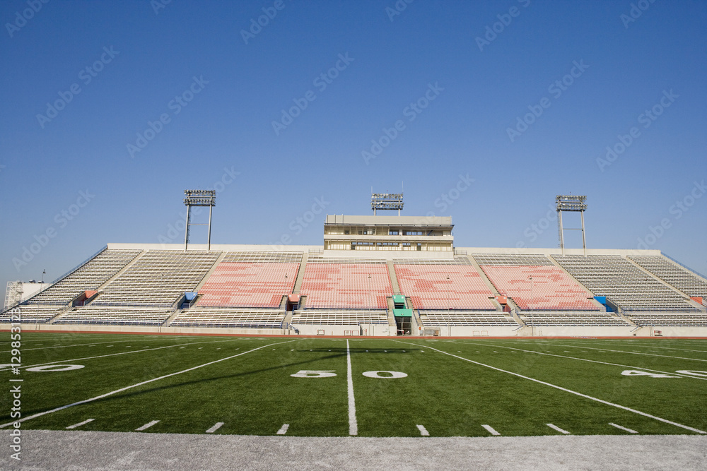 Naklejka premium Yard lines on American football field in stadium