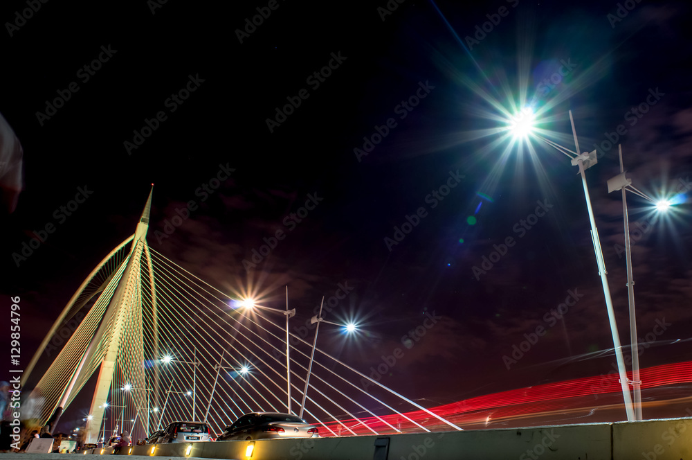 Obraz premium Putrajaya Bridge, Malaysia during night time with light trail