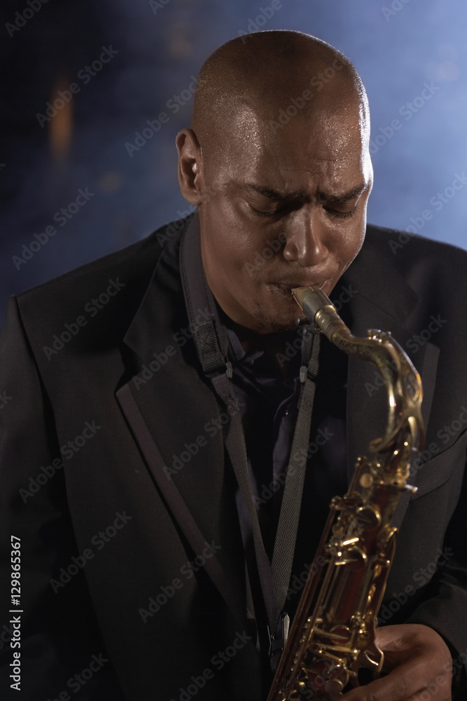 Naklejka premium Musician playing saxophone in the jazz club