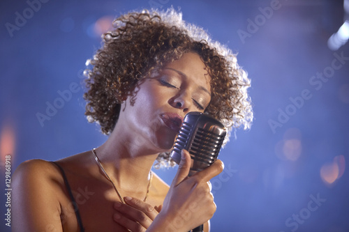 Bild auf Leinwand Closeup of a female jazz singer on stage