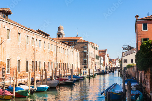 canal and buildings in Cannaregio in Venice © vvoe