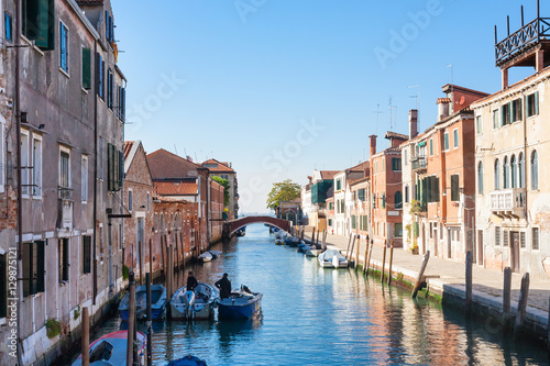 Fototapeta Naklejka Na Ścianę i Meble -  canal and houses in Cannaregio in Venice city