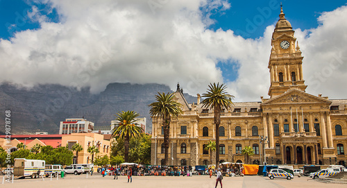 Bild auf Leinwand City Hal in Kapstadt Südafrika mit Tafelberg