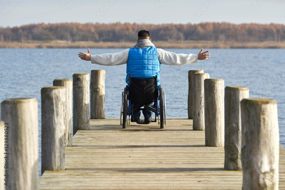 Mann mit Behinderung - Rollstuhl