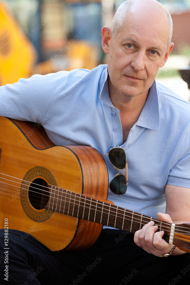 Obraz premium Middle age man with guitar