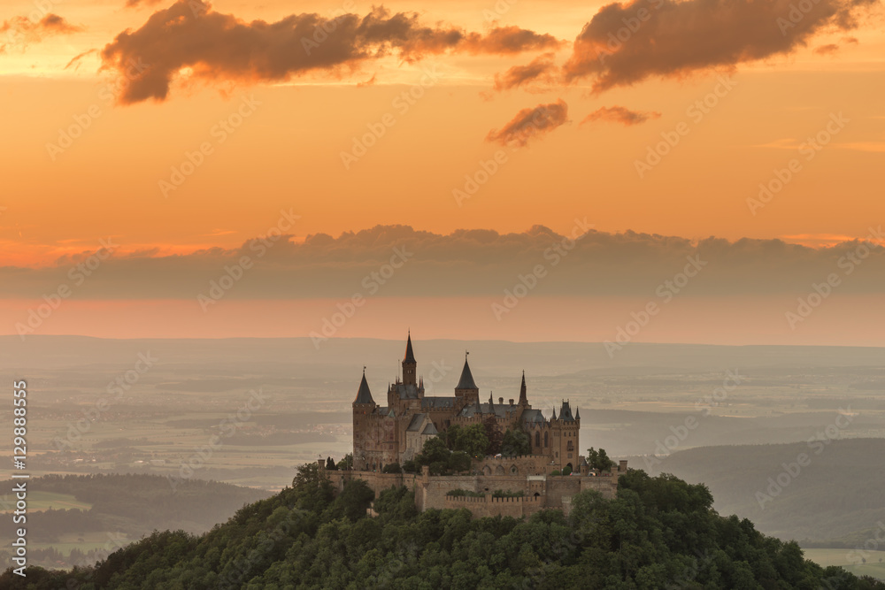 Burg Hohenzollern mit Blick auf die Schwäbische Alb Burg Hohenzollern mit Blick auf die Schwäbische Alb