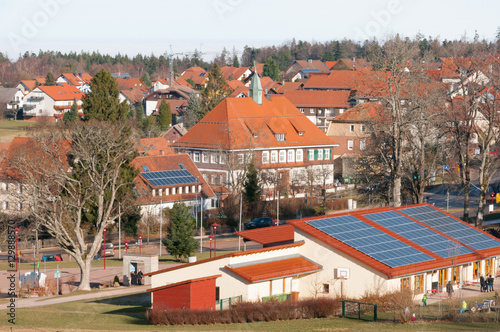Dorf mit Rathaus im Schwarzwald