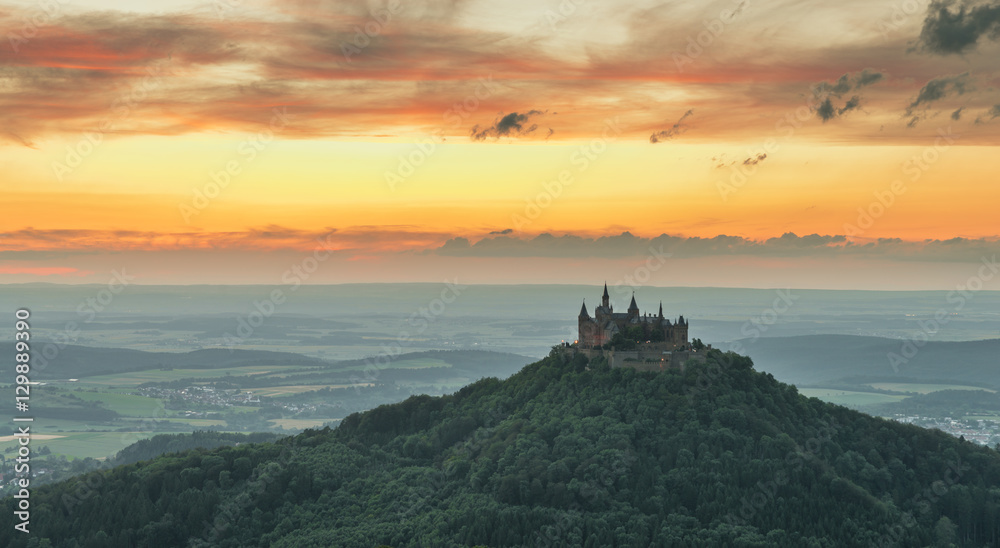 Burg Hohenzollern mit Blick auf die Schwäbische Alb