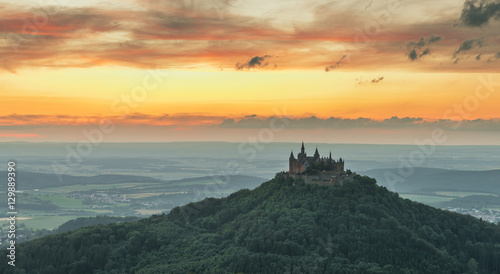 Burg Hohenzollern mit Blick auf die Schwäbische Alb © stgrafix