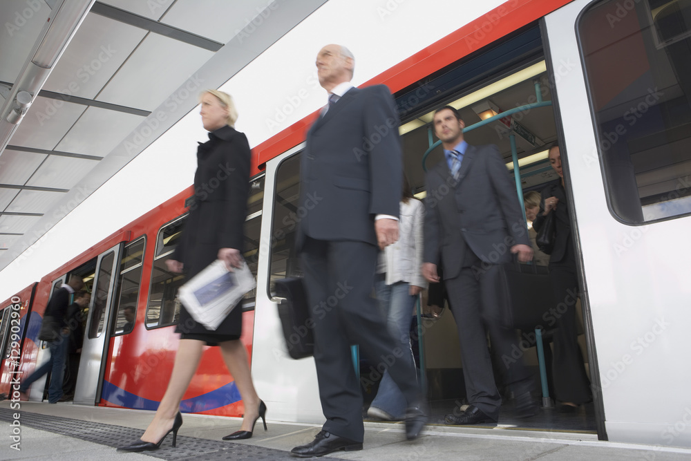 Ταπετσαρία Low angle view of business commuters getting off a train