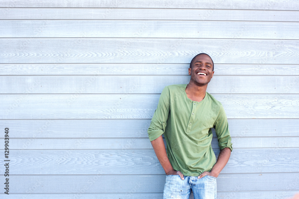 Obraz premium confident guy smiling against gray background
