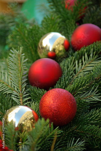 Boules de No  l rouges et or sur sapin vert