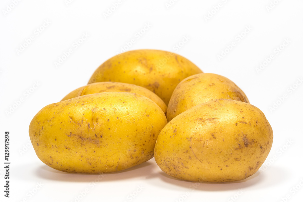 Kartoffeln freigestellt auf weißem Hintergrund Kartoffeln freigestellt auf weißem Hintergrund