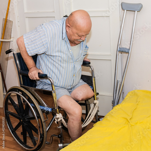 Fotografie man with an amputated leg and wheelchair