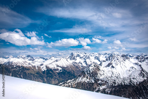 Klimawandel - schneebedeckte Berggipfel der Alpen im Frühling
