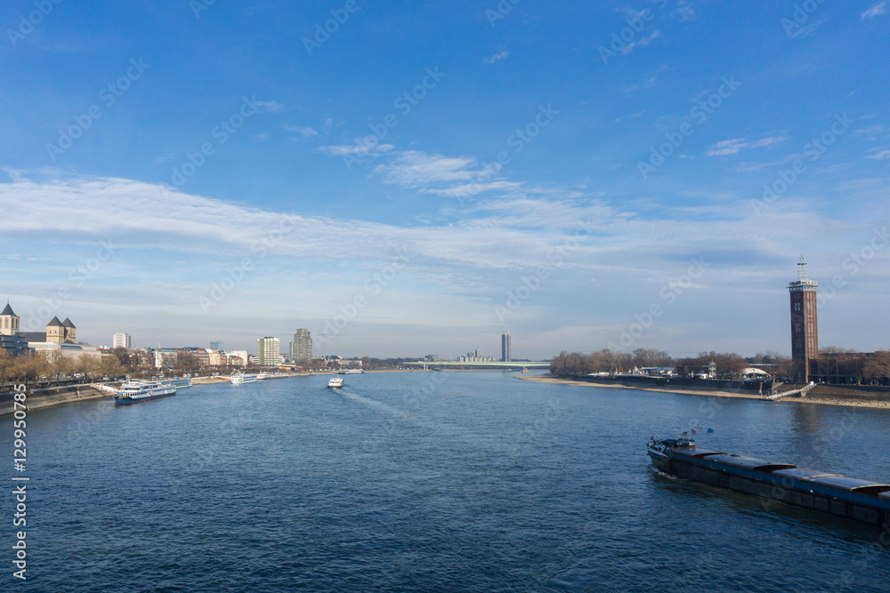 Blick auf Rhein in Köln bei sonnigem Wetter
