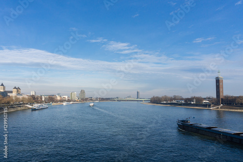 Blick auf Rhein in Köln bei sonnigem Wetter