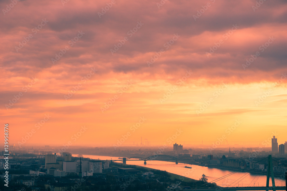 Blick auf die Stadt Köln und den Rhein bei Sonnenuntergang