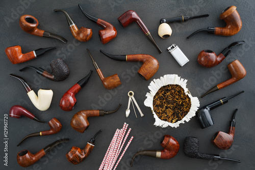 Canvas-taulu Collection of pipes and pipe smoking utensils