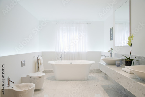 View of a spacious and elegant bathroom © moodboard
