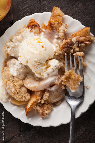 Фотография Top view of large dish of apple crisp with vanilla ice cream on top