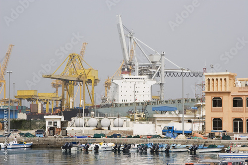 Fotografie Khor Fakkan UAE Large cargo ships docked to load and unload goods at Khor Fakkpo
