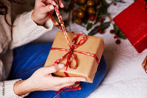 Quadro em tela opening Christmas gift