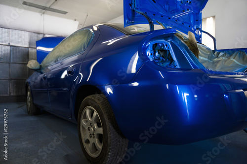 Foto Closeup rear of a newly blue repainted car in garage