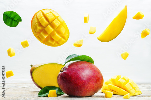 Obraz na plátně mango with flying slices