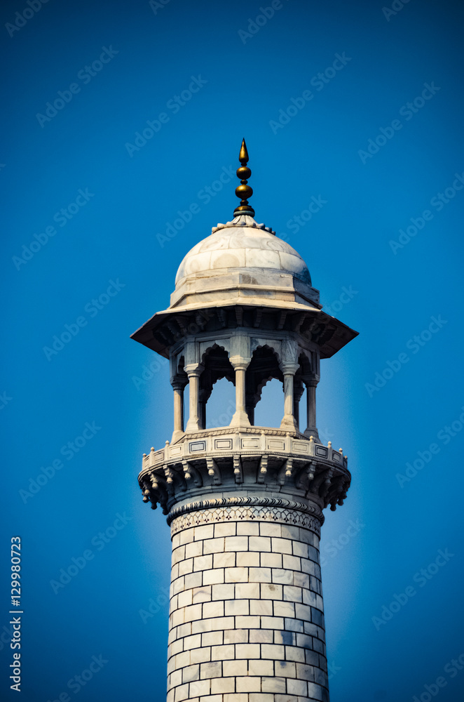 Obraz premium Blue Sky White Tower