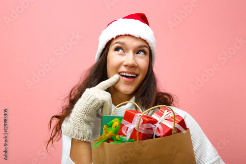 Young woman holding shoppin...