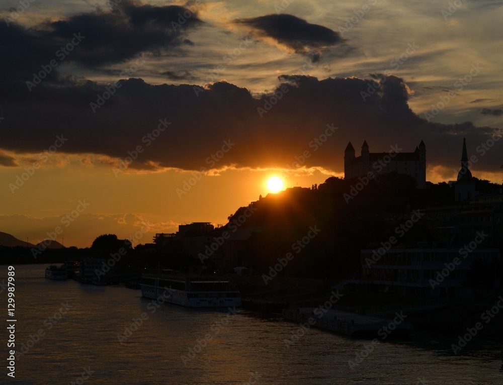 Obraz premium Castle in Bratislava during sunset.