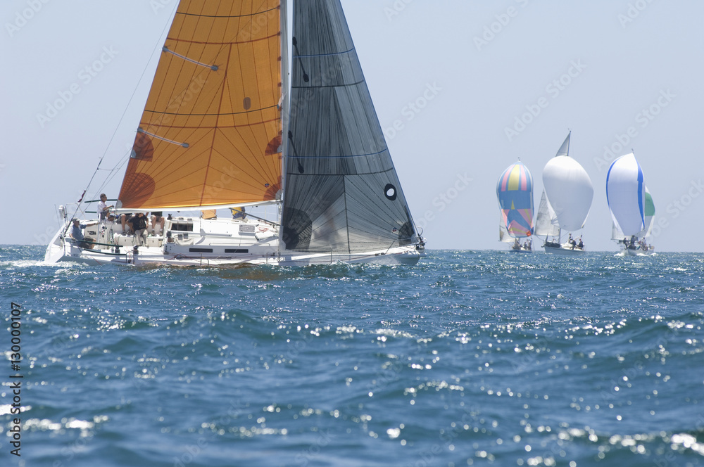 Φωτογραφία Overview of sailboats racing in the blue and calm ocean against sky