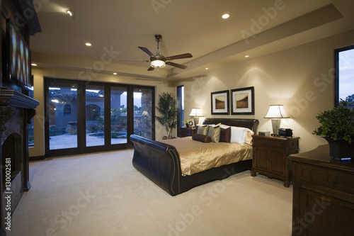 Foto Dark wood furniture in bedroom with ceiling fan