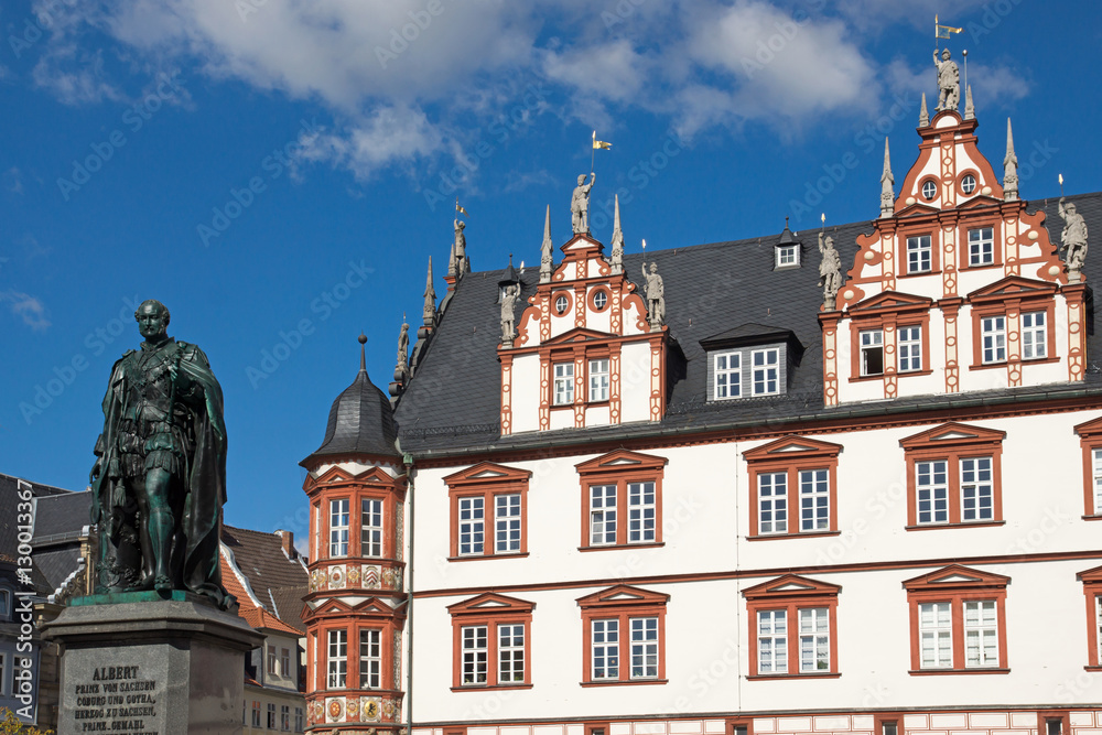 Obraz premium Prinz-Albert-Denkmal und Stadthaus in Coburg, Deutschland