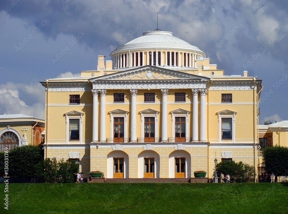 Obraz premium Royal Palace in Pavlovsk, close to Saint-Petersburg