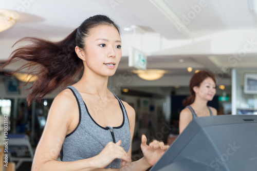 スポーツジム　女性ランニング