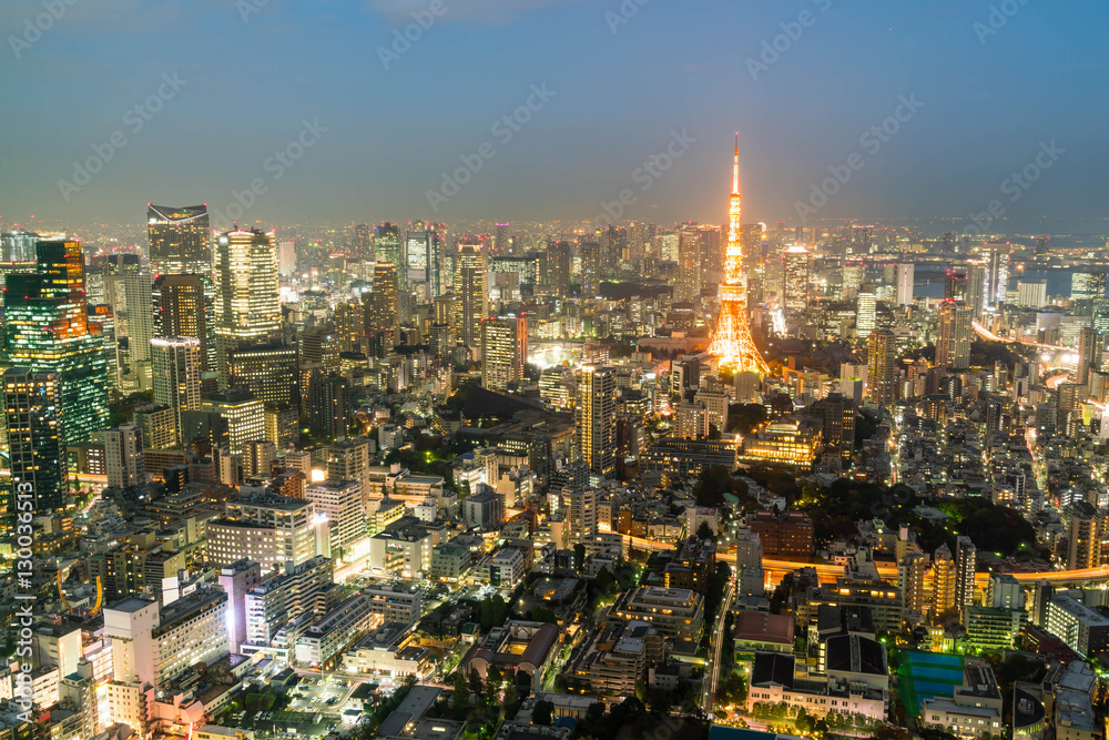 Obraz premium Tokyo city skyline with Tokyo Tower