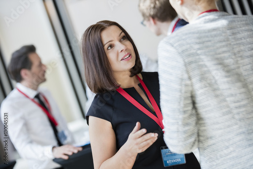 Foto Businesswomen talking during coffee break at convention center