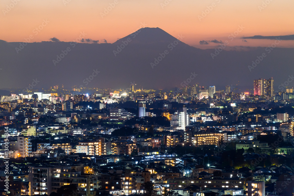 黄昏時の富士山と都市風景