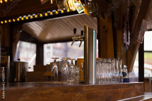 Biergläser am Zapfhahn in Bude