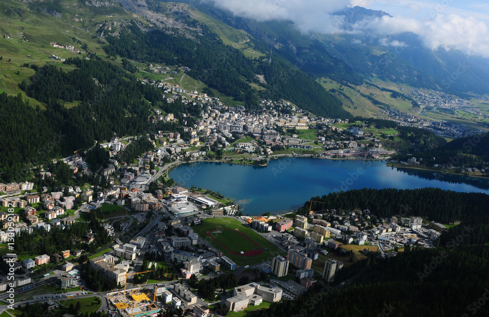 Schweizer Alpen: Luftaufnahme von St. Moritz mit dem Bergsee
