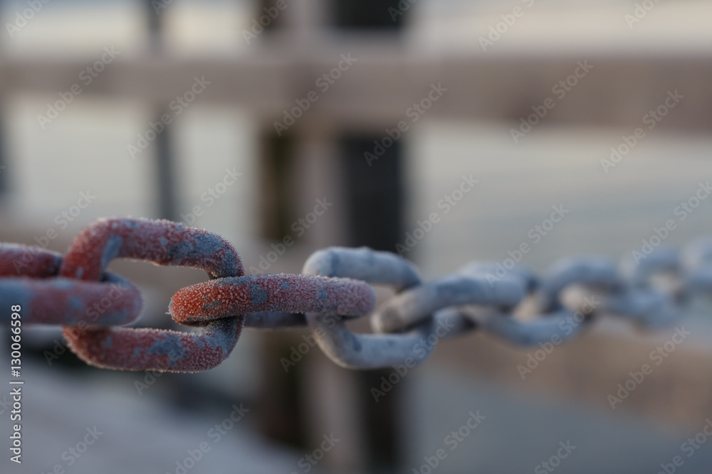 Naklejka premium Chain at sunrise, low fous