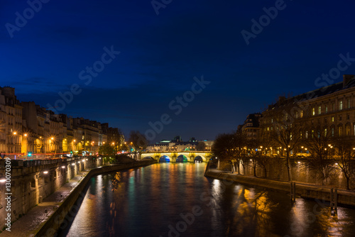 Bridge by the Seine river in Paris at night © Netfalls